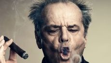 Hombre fumando actor Nicholson