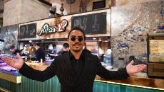 Salt Bae maneja precios por las nubes en sus exclusivos restaurantes.