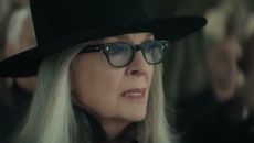 La mujer de lentes y sombrero